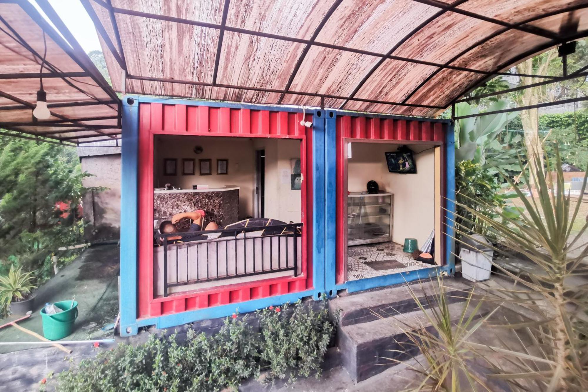 Hotel Container Inn Mitra Reddoorz Gadok Extérieur photo